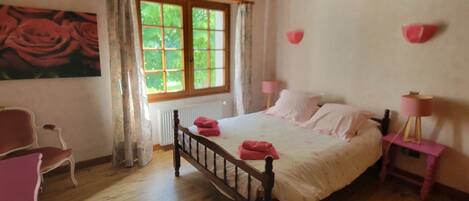 4 chambres, fer et planche à repasser, Wi-Fi, draps fournis