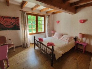 4 chambres, fer et planche à repasser, Wi-Fi, draps fournis