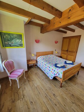 4 chambres, fer et planche à repasser, Wi-Fi, draps fournis