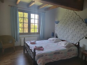 4 bedrooms, iron/ironing board, WiFi, bed sheets