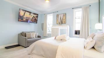 1 室のベッドルーム、デスク、アイロン / アイロン台、旅行用ベビーベッド