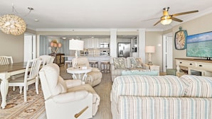 Daire, Birden Çok Yatak, Balkon, Okyanus Manzaralı (Long Beach Resort 2-1006) | Oturma alanı | Dijital TV kanalları bulunan 42 inç düz ekran televizyon 