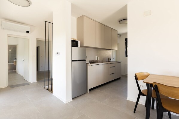 Fridge, microwave, dishwasher, coffee/tea maker