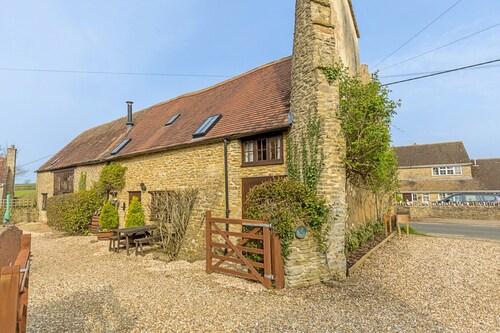 Spacious Cottage in North Cheriton, No Deposit