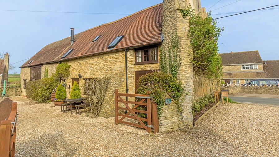 Spacious Cottage in North Cheriton, No Deposit