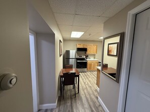 Dining - Charming 3-bedroom apartment with AC, WiFi in delightful Presque Isle (Presque Isle)