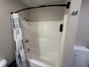 Hair dryer, towels, soap, toilet paper - Charming 3-bedroom apartment with AC, WiFi in delightful Presque Isle (Presque Isle)