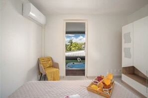 4 bedrooms, iron/ironing board, WiFi, bed sheets