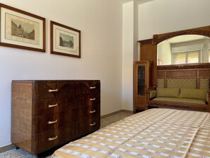 2 bedrooms, iron/ironing board, bed sheets