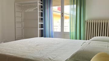 2 habitaciones, tabla de planchar con plancha y ropa de cama