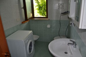 Een douche, een haardroger, een bidet, handdoeken