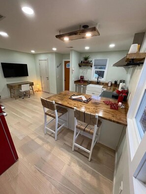 Apartment, 1 Bedroom, Pets allowed, Mountain View | Private kitchen | Full-sized fridge, microwave, oven, stovetop - 322 Learn Rd (Tannersville)