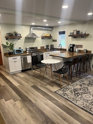 Appartement, 2 slaapkamers, huisdieren toegestaan, uitzicht op bergen | Individueel gemeubileerd, een bureau, een laptopwerkplek, gratis wifi