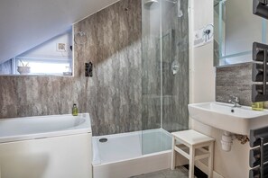 Apartment | Bathroom - Apartment in Beaumaris Near the Coastline (Beaumaris)