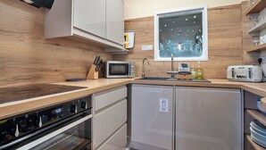 Apartment | Private kitchen - Apartment in Beaumaris Near the Coastline (Beaumaris)