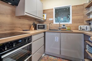 Private kitchen - Apartment in Beaumaris Near the Coastline (Beaumaris)