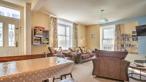 Apartment | Living room - Apartment in Beaumaris Near the Coastline (Beaumaris)
