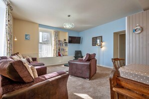 Apartment | Living room - Apartment in Beaumaris Near the Coastline (Beaumaris)