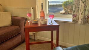 Apartment | Living room - Apartment in Beaumaris Near the Coastline (Beaumaris)