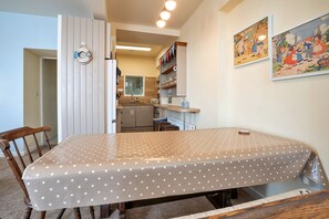 Apartment | Dining - Apartment in Beaumaris Near the Coastline (Beaumaris)