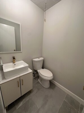 Douche, sèche-cheveux, serviettes fournies, savon