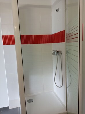 Shower, hair dryer, towels, soap - Loue Grand F3 climatisé Haute Corse, 2 grandes chambres (Furiani)