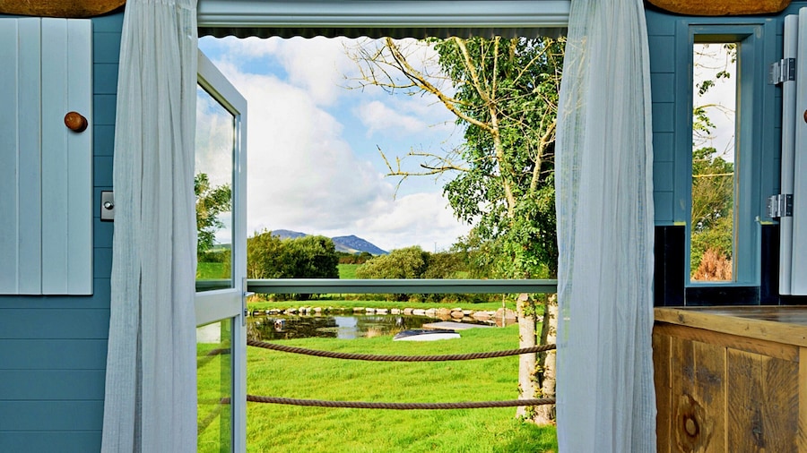 Lakeside Shepherd's Hut Retreat, No Deposit