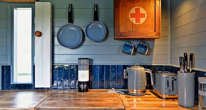 Lakeside Shepherd's Hut Retreat, No Deposit