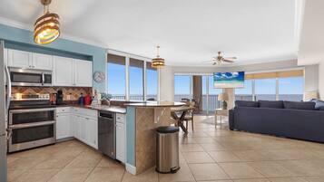 Appart'hôtel, plusieurs lits, balcon, vue océan (Tidewater Beach Resort 817) | Cuisine privée