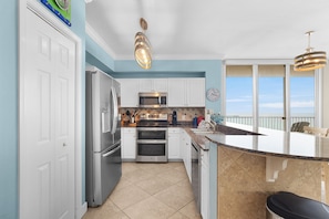 Appart'hôtel, plusieurs lits, balcon, vue océan (Tidewater Beach Resort 817) | Cuisine privée | Réfrigérateur, micro-ondes, four, plaque de cuisson