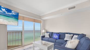 Appartamento, letti multipli, balcone, vista oceano (Tidewater Beach Resort 817) | Area soggiorno | TV a schermo piatto 42 pollici con canali digitali