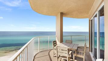 Appartamento, letti multipli, balcone, vista oceano (Tidewater Beach Resort 817) | Ristorazione all'aperto