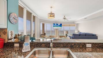 Appartamento, letti multipli, balcone, vista oceano (Tidewater Beach Resort 817) | Interni