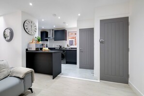 42-inch Smart TV with digital channels, Netflix, streaming services - Newly Converted 2BDR 1BA APT in Hounslow (Hounslow)