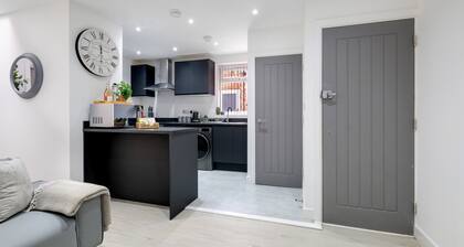 Newly Converted 2BDR 1BA APT in Hounslow