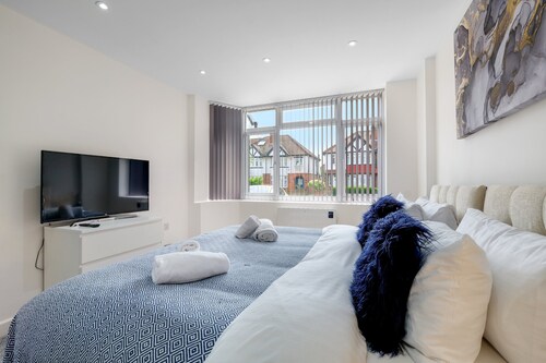 Newly Converted 2BDR 1BA APT in Hounslow