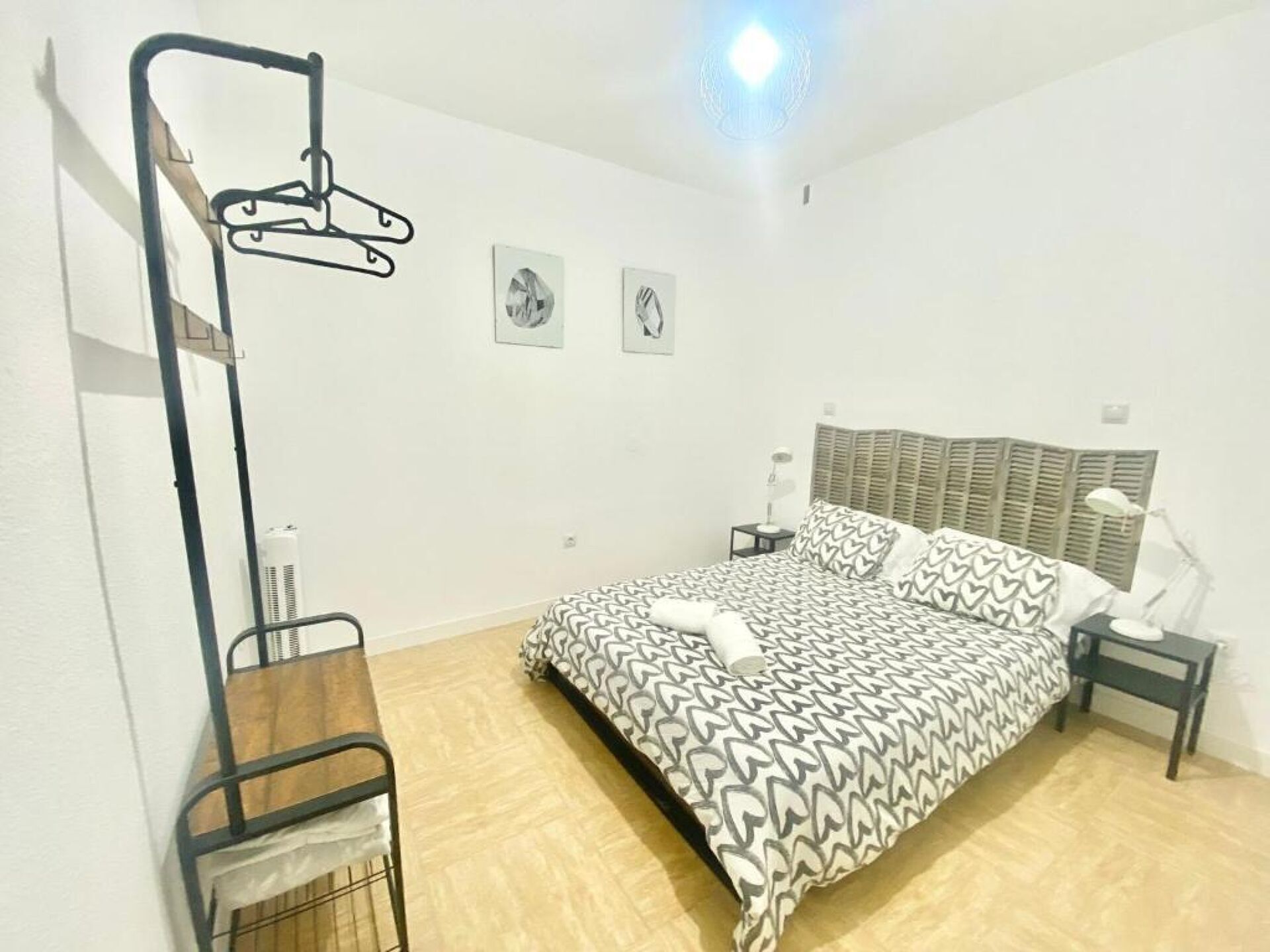 1 habitaci ón, tabla de planchar con plancha, wifi y ropa de cama 