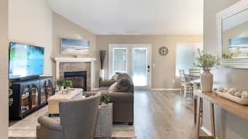 Smart-TV, Kamin, Tischtennisplatte, Bücher