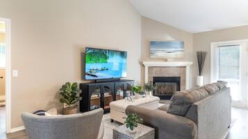 Smart-TV, Kamin, Tischtennisplatte, Bücher