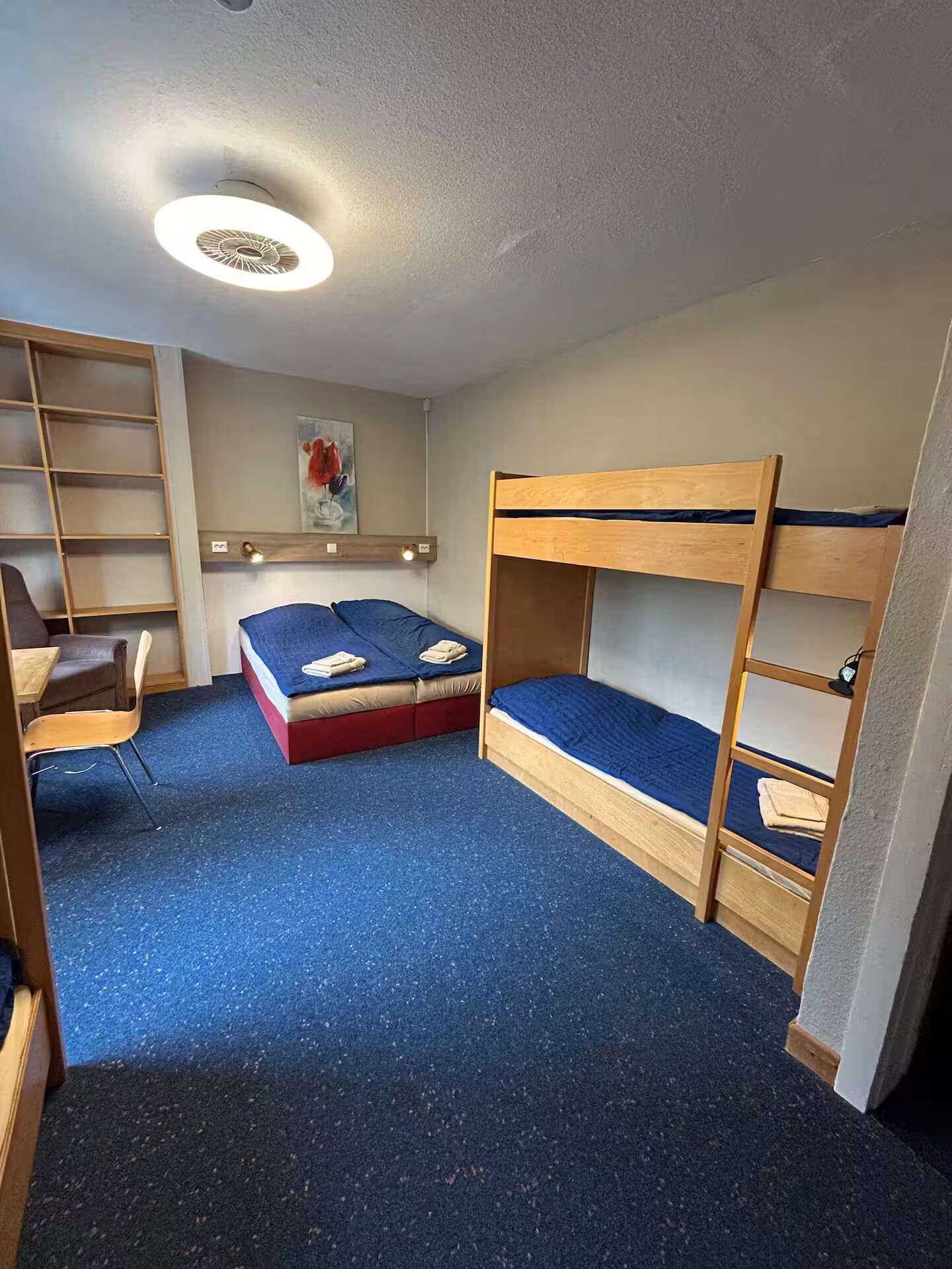 Skrivebord, skrivebord for bærbar PC og blendingsgardiner