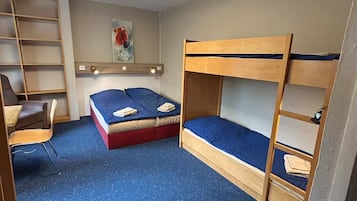 Una scrivania, postazione laptop, tende oscuranti, ferro/asse da stiro