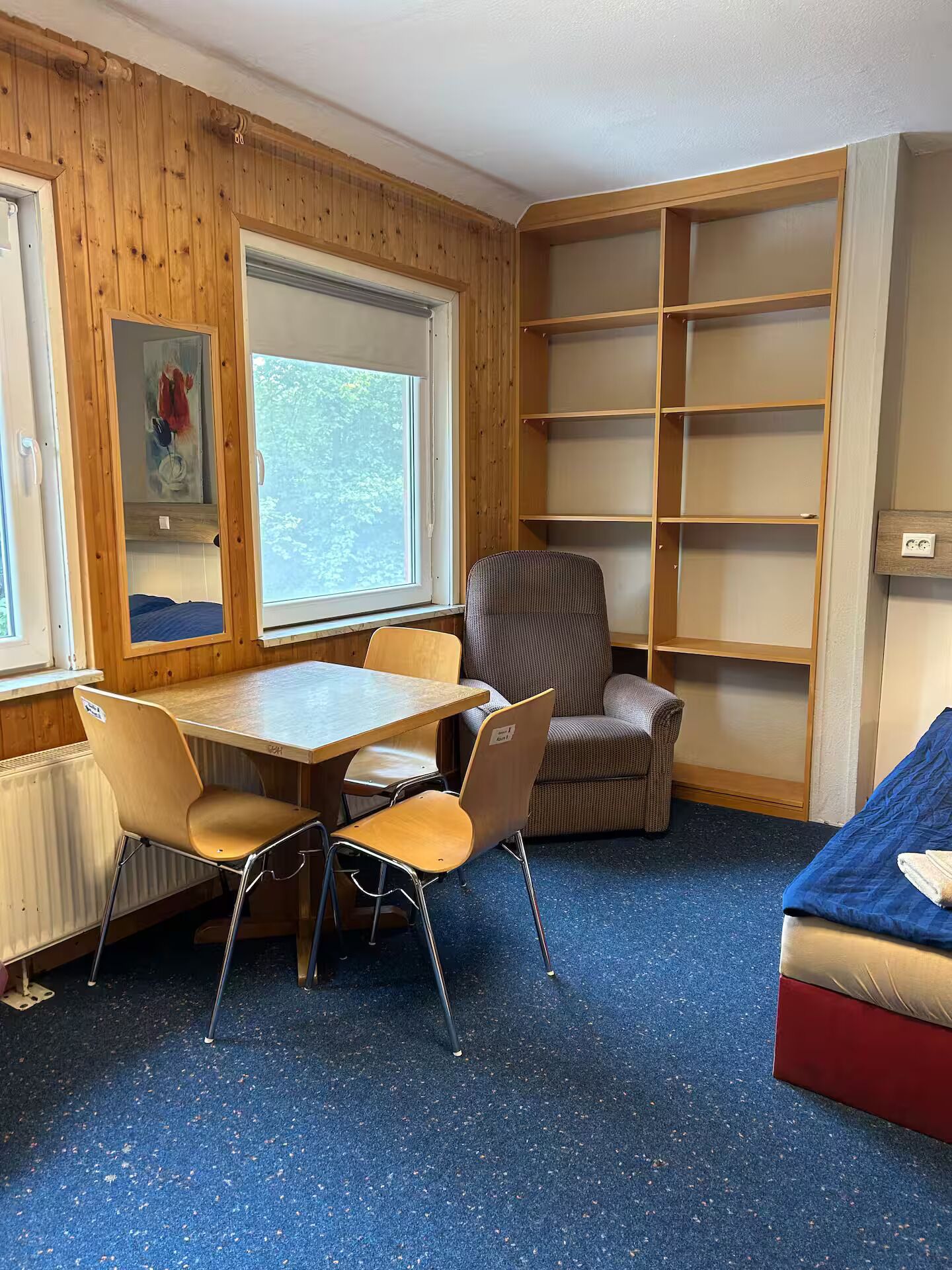 Una scrivania, postazione laptop, tende oscuranti, ferro/asse da stiro