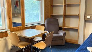 Una scrivania, postazione laptop, tende oscuranti, ferro/asse da stiro