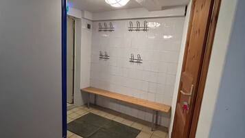 Een haardroger, handdoeken, zeep, shampoo