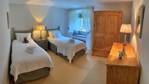 2 Schlafzimmer, individuell eingerichtet