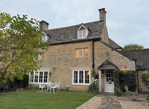 Craigmoor Cottage, enchanting, tranquil & central in Bourton-on-the-Water