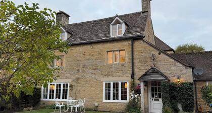Craigmoor Cottage, enchanting, tranquil & central in Bourton-on-the-Water