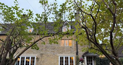 Craigmoor Cottage, enchanting, tranquil & central in Bourton-on-the-Water