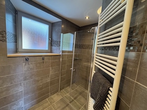 Een douche, een haardroger, handdoeken, zeep