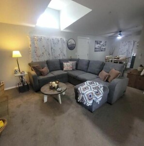 Smart TV, fireplace - Lazy Dayz Retreat (Los Alamos)